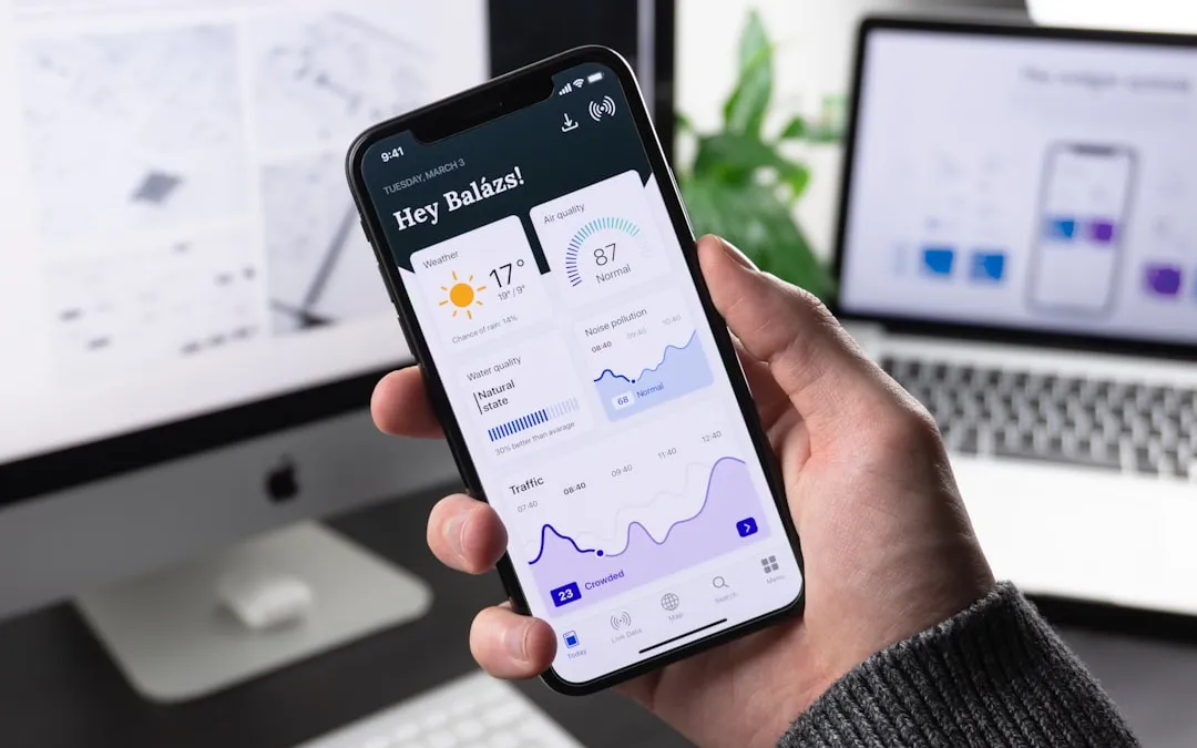 هاتف ذكي يعرض شاشة تطبيق لمتابعة البيانات والمصاريف