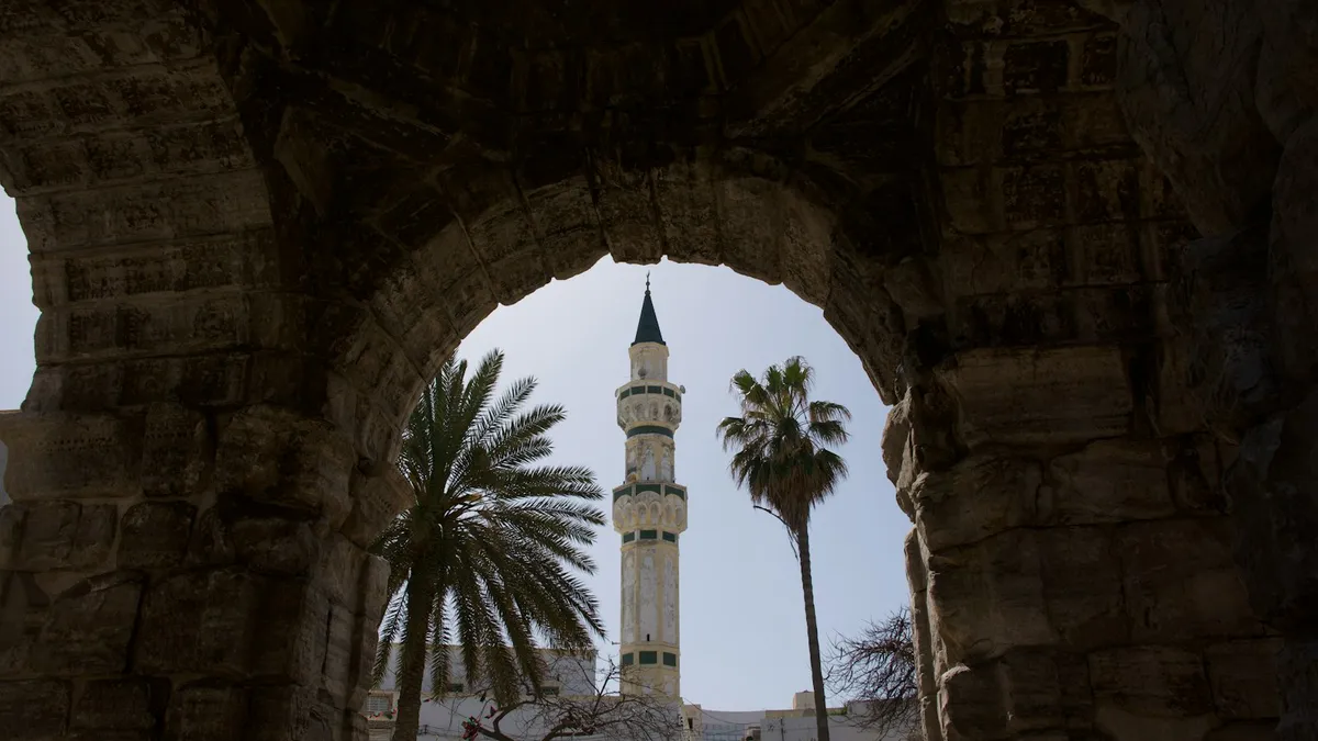 قوس ماركوس أوريليوس مع مسجد قرجي في طرابلس بليبيا
