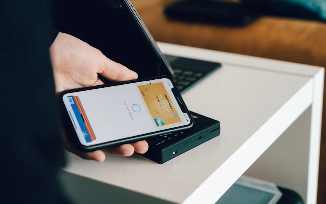 شخص يستخدم هاتفه الذكي للدفع عبر Apple Pay بدون تلامس