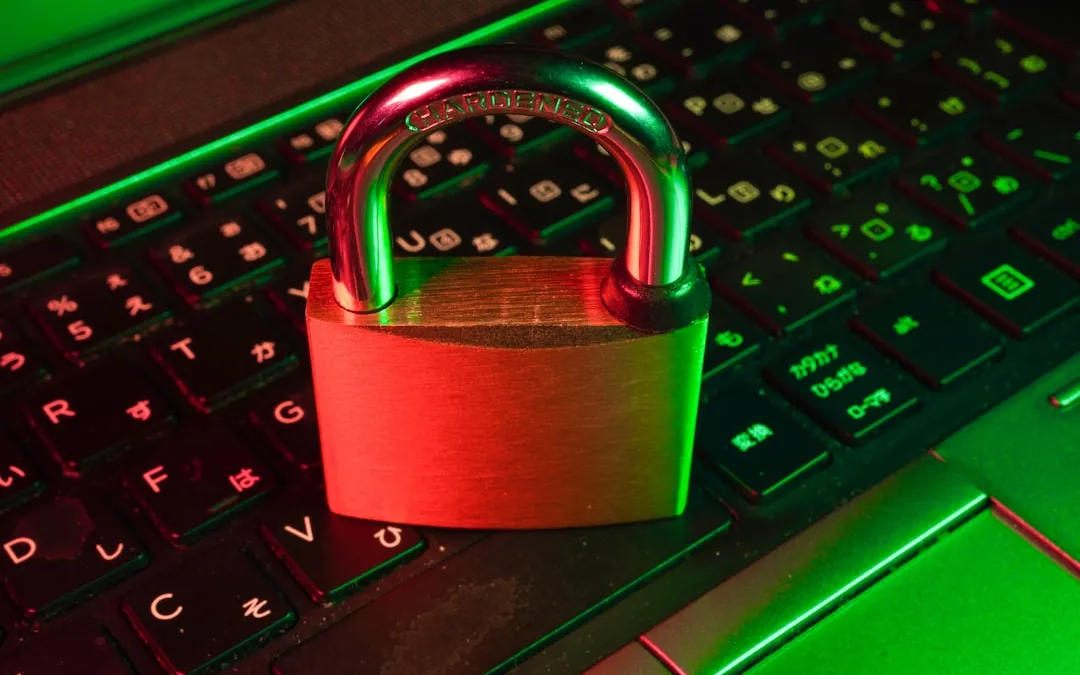قفل أحمر موضوع فوق لوحة مفاتيح حاسوب، يرمز للأمان الرقمي