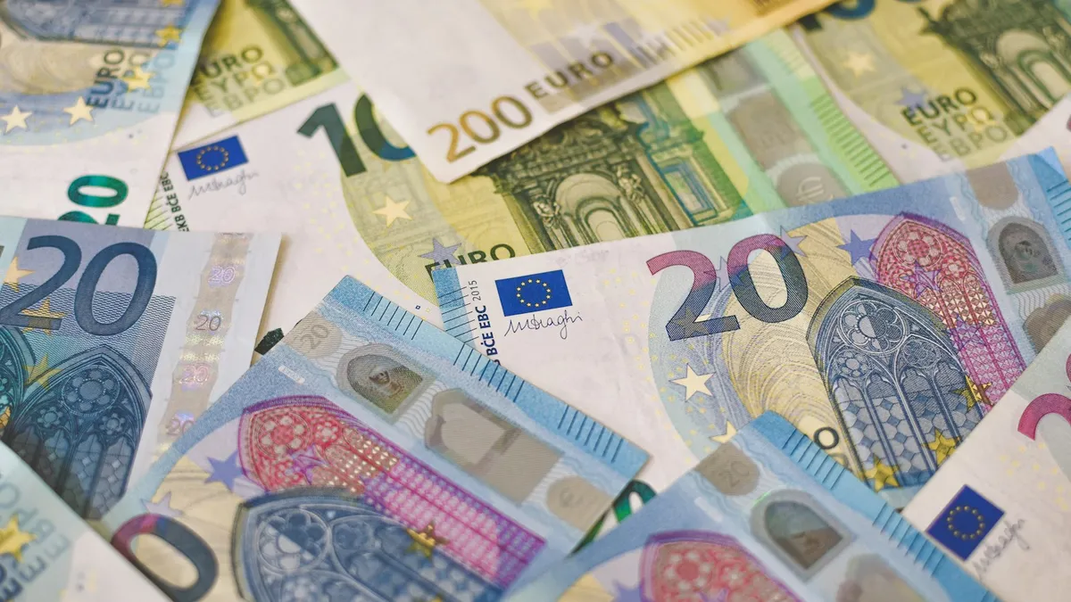 أوراق نقدية باليورو من فئات مختلفة